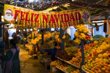 Cusco, Peru - 2 Ocak 2018: Cusco, Peru için San Pedro piyasada kimliği belirsiz kişi. Piyasalar günümüzün kültür Peru çok önemli rol.