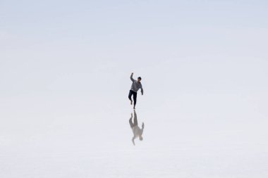 Salar de uyuni adlı genç adam tuz düz Bolivya