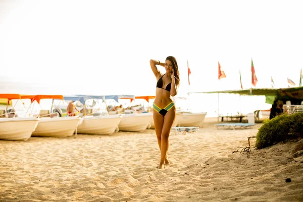 Fit Mulher Desportiva Maiô Relaxante Uma Praia Verão — Fotografia de Stock