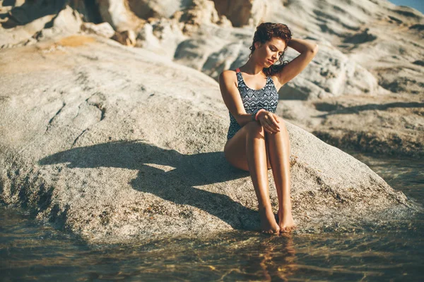 Pretty Yung Woman Stony Seaside Beach Summer Day — Stock Photo, Image