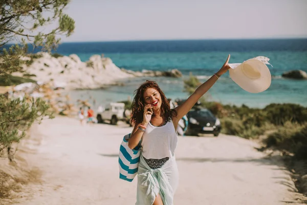 Hübsche Junge Frau Mit Handtasche Strand Einem Sonnigen Sommertag — Stockfoto