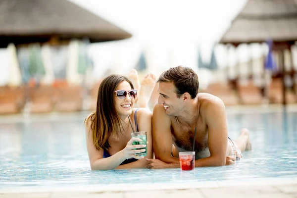 Pareja Joven Tomando Cócteles Piscina Verano — Foto de Stock