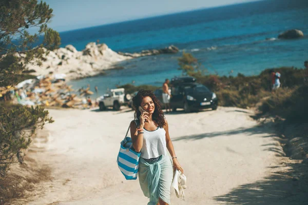 Красива Молода Жінка Сумкою Використовуючи Мобільний Телефон Пляжі Сонячний Літній — стокове фото