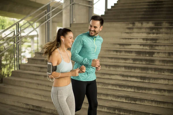 Pareja Joven Corriendo Ambiente Urbano Día Soleado — Foto de Stock