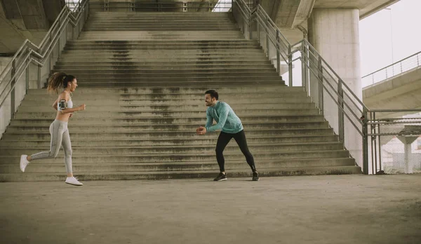 Jovem Mulher Desportiva Com Formador Exercitando Ambiente Urbano — Fotografia de Stock