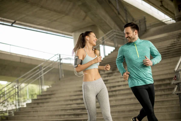 Pareja Joven Corriendo Ambiente Urbano Día Soleado — Foto de Stock