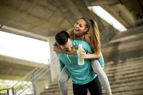 Sportsman Håller Idrottskvinna Ryggen Och Roligt — Stockfoto