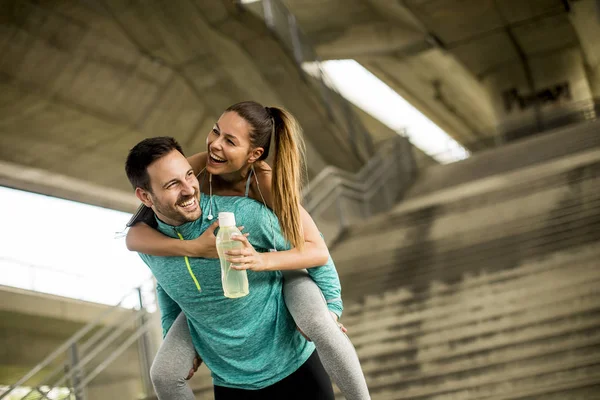 Deportista Sosteniendo Una Deportista Espalda Divirtiéndose — Foto de Stock