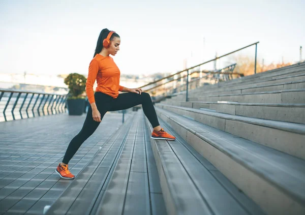Genç kadına açık merdivenlerde egzersiz görüntülemek