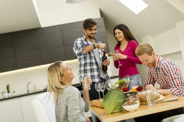 Gruppo Giovani Che Bevono Vino Rosso Tavolo Camera — Foto Stock