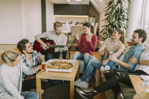 Grupa Młodych Ludzi Pizza Party Pokoju — Zdjęcie stockowe