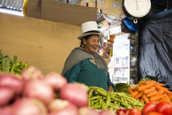 クスコ ペルー 2018 ペルーのクスコでサン ペドロ市場で正体不明の女性 市場は ペルーの今日の文化の非常に重要な部分を再生します — ストック写真