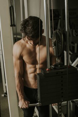 Çıplak gövde kaslı adam dayanıklılık egzersizleri yapıyor spor salonunda egzersiz