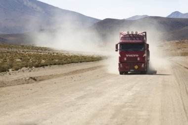 Bolivya - 14 Ocak 2018: Kamyon Bolivya asfaltsız yol. 2004'te Bolivya'nın yollarının fazla % 92 asfaltsız.