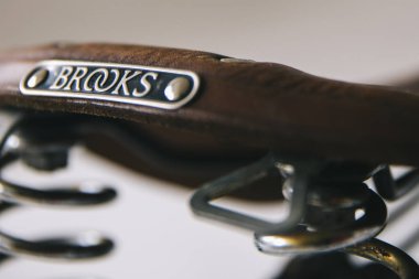Belgrade, Sırbistan - 18 Nisan 2018: Ayrıntı vintage Brooks İngiltere Bisiklet eyer Belgrad, Sırbistan için. Brooks İngiltere 1866 Birmingham'da kurulan bir bisiklet selesi üreticisidir.