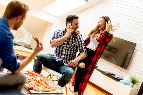 家でピザを食べる若い友人のグループ — ストック写真