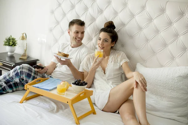 Unga Älskande Par Har Frukost Sängen — Stockfoto