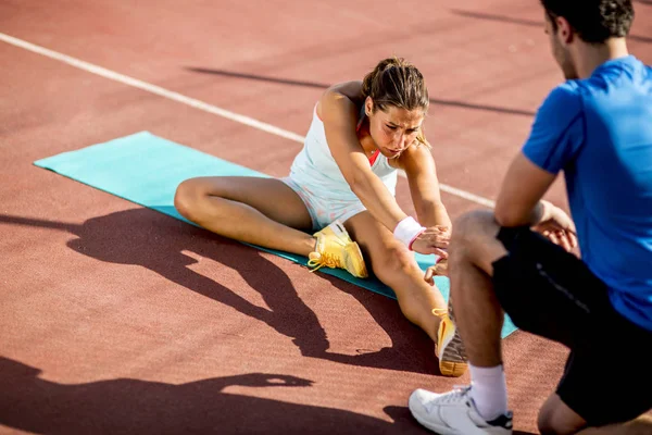 Jonge Vrouw Met Personal Trainer Training Een Zonnige Dag — Stockfoto