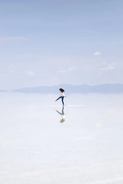 Young Woman Salar Uyuni Salt Flat Bolivia — Stock Photo, Image