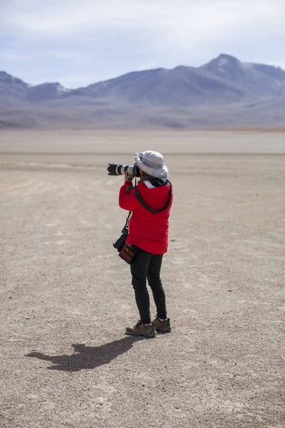 Jeune Femme Prenant Des Photos Dans Désert Dali Eduardo Avaroa — Photo