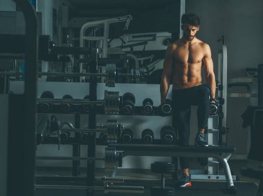 Eğitim salonunda yakışıklı genç