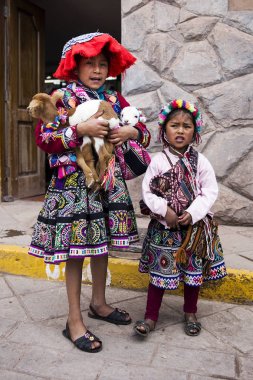 Cusco, Peru - 31 Aralık 2017: Cusco, Peru Caddesi'nde kimliği belirsiz kızlar. Cusco nüfusun neredeyse % 29 daha az 14 yıl var.