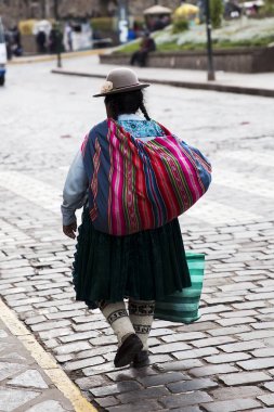 Cusco, Peru - 5 Ocak 2018: Cusco, Peru Caddesi'nde kimliği belirsiz bir kadın. Tüm şehir Cusco 1983 yılında UNESCO Dünya Miras Listesi tayin edilen.