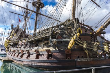Genoa, İtalya - 9 Mart 2018: Galleon Neptun Porto antico, Genoa, İtalya içinde. 17. yüzyıl İspanyol kalyon 1985 yılında Roman Polanski'nin film Pirates için inşa gemi kopyası olduğunu.