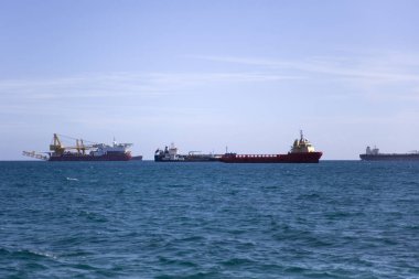 Kargo gemileri mavi deniz ufku üzerinde