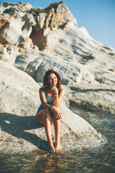 Mulher Muito Yung Praia Pedregosa Beira Mar Dia Verão — Fotografia de Stock