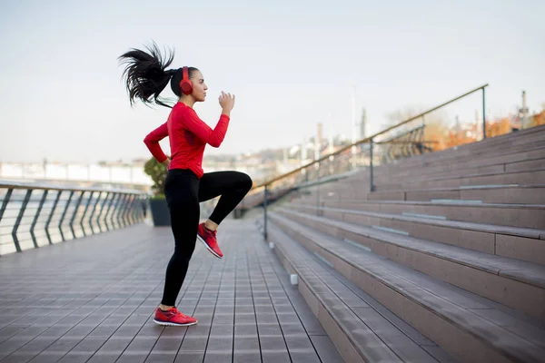 Mulher Fitness Pulando Livre Ambiente Urbano — Fotografia de Stock