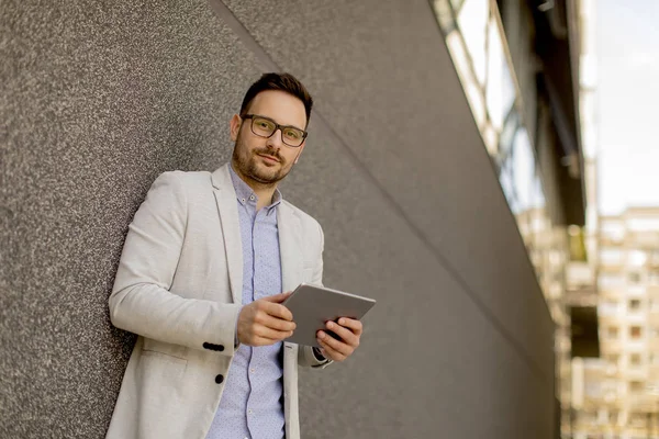 Retrato Joven Empresario Con Tableta Digital Pie Aire Libre — Foto de Stock