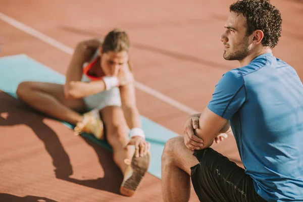 Junge Frau Beim Training Mit Personal Trainer Einem Sonnigen Tag — Stockfoto