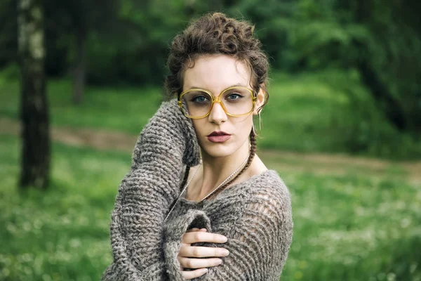 森の屋外で眼鏡でかなり若い女性 — ストック写真