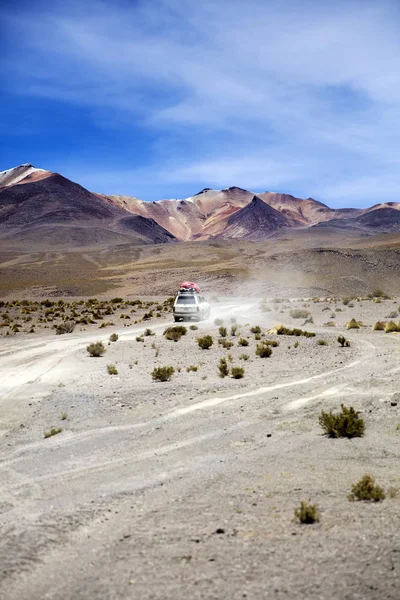 エドゥアルド アバロア アンデス動物国立保護区でボリビアのダリ砂漠の地形車両 — ストック写真