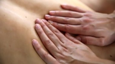 Genç adam sakin ol Spa'da masaj sahip