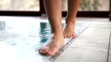 Genç kadın rahatlatıcı spa Center'da havuz yanında