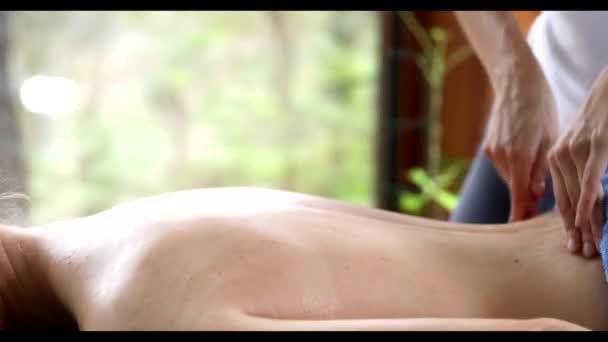 美丽的金发女郎在健康水疗中心享受按摩 — 图库视频影像