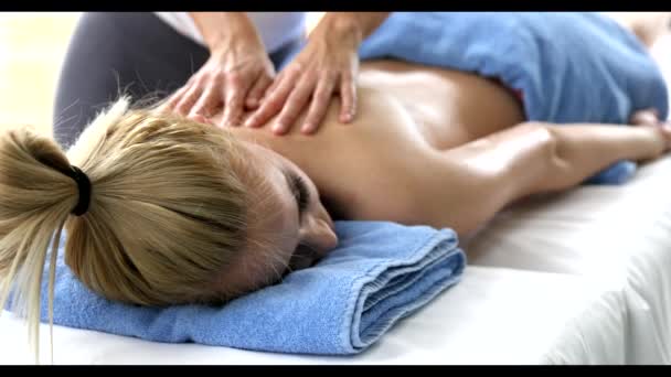Vacker Blond Kvinna Njuta Massage Spaet Hälsa — Stockvideo