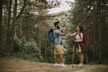 Geri kalan dağda alarak aktif youngcouple yürüyüşçü