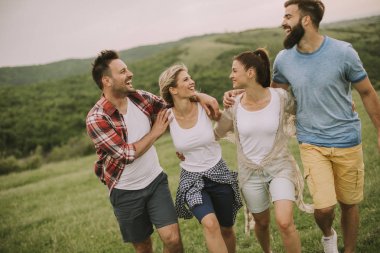 Grup od genç insanlar dağda bir gezisinde doğada eğleniyor