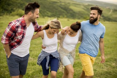 Grup od genç insanlar dağda bir gezisinde doğada eğleniyor