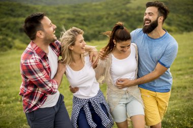 Grup od genç insanlar dağda bir gezisinde doğada eğleniyor