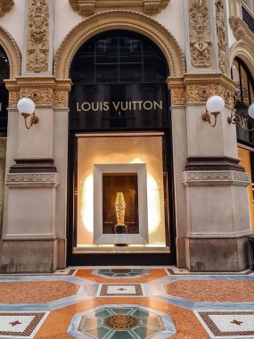 Milan, İtalya - 26 Nisan 2017: Louis Vuitton Dükkanı Milan, İtalya, görünümü. Louis Vuitton 1854 yılında kurulmuş bir Fransız moda evidir ve biri dünyanın önde gelen uluslararası moda evleri.