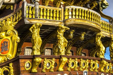 Genoa, İtalya - 9 Mart 2018: Galleon Neptun Porto antico, Genoa, İtalya içinde. 17. yüzyıl İspanyol kalyon 1985 yılında Roman Polanski'nin film Pirates için inşa gemi kopyası olduğunu.