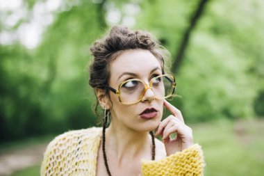 Gözlük ormandaki açık havada olan genç ve güzel kadın