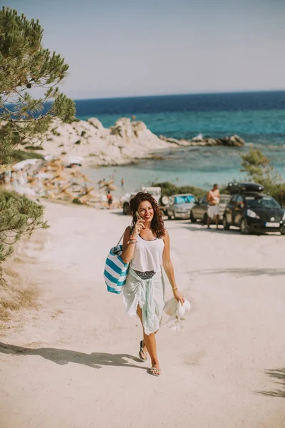 Hübsche Junge Frau Mit Handtasche Strand Einem Sonnigen Sommertag — Stockfoto