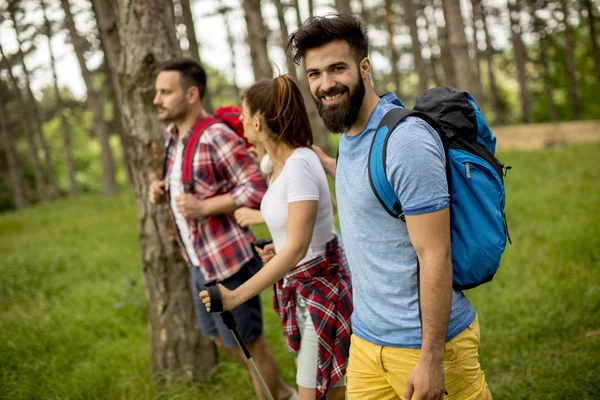 Ομάδα Νέων Ανθρώπων Πεζοπορία Στο Βουνό Στο Άνοιξης — Φωτογραφία Αρχείου