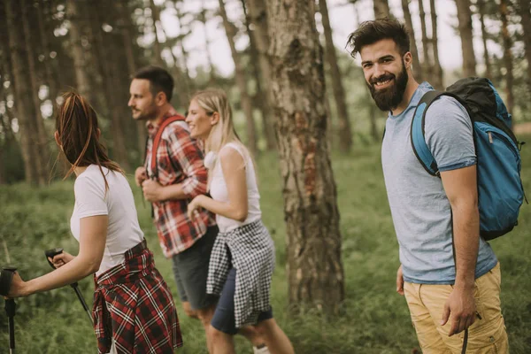 Gruppe Junger Leute Wandert Frühlingstag Den Bergen — Stockfoto