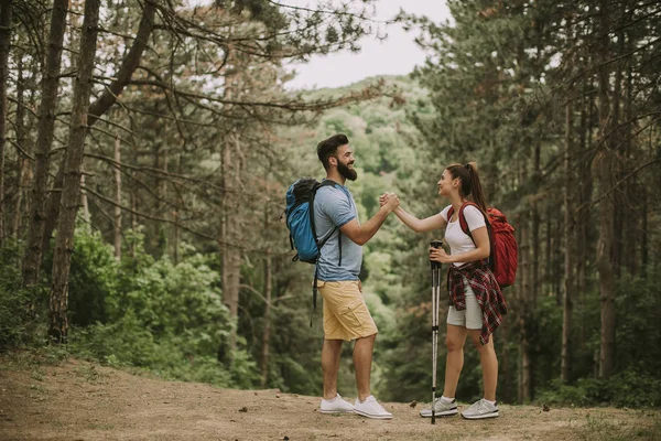 Geri Kalan Dağda Alarak Aktif Youngcouple Yürüyüşçü — Stok fotoğraf